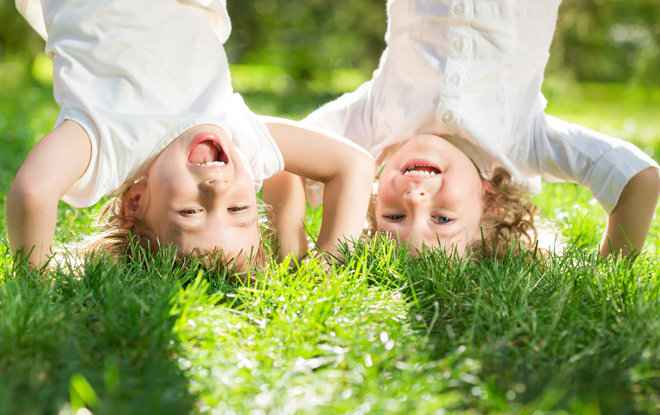 Дети играют на траве