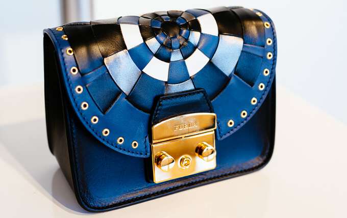 синяя сумочка