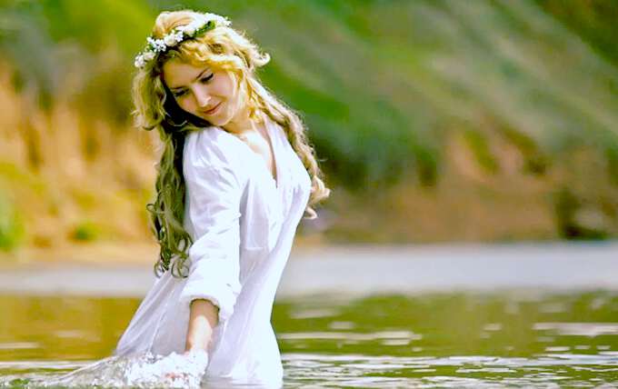 славянская красавица купается в пруду